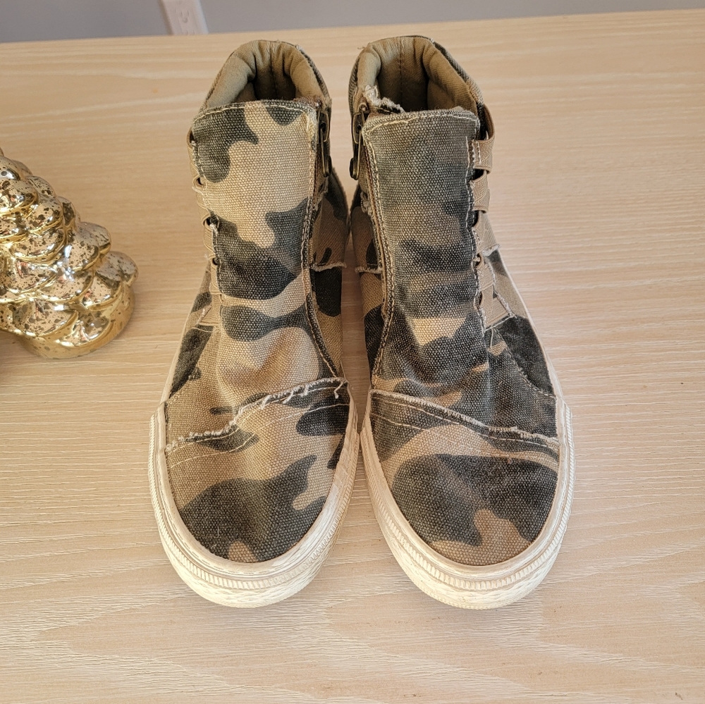Blowfish High top Camo Zip up sneakers size 7.5